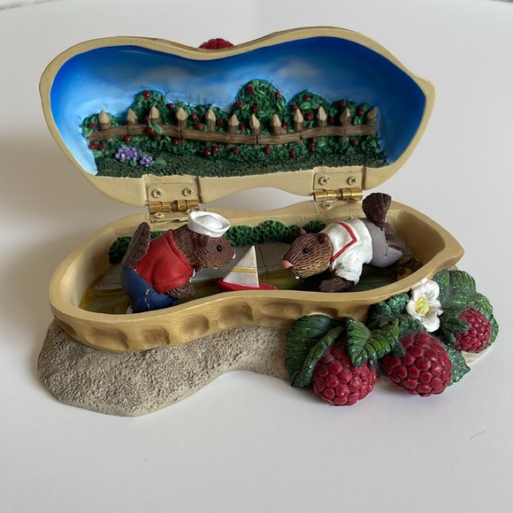 Vintage‎ In a Nutshell Peanut Shaped box  by Jill Trenholm 2000 by Mari - Picture 2 of 7